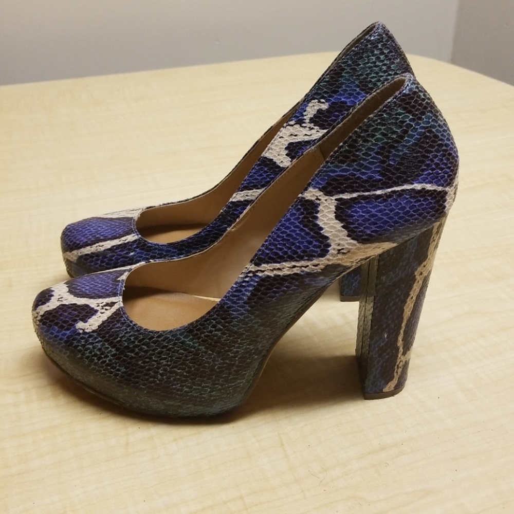 Ladies Multiple Color Shoes - Picture 2 of 4